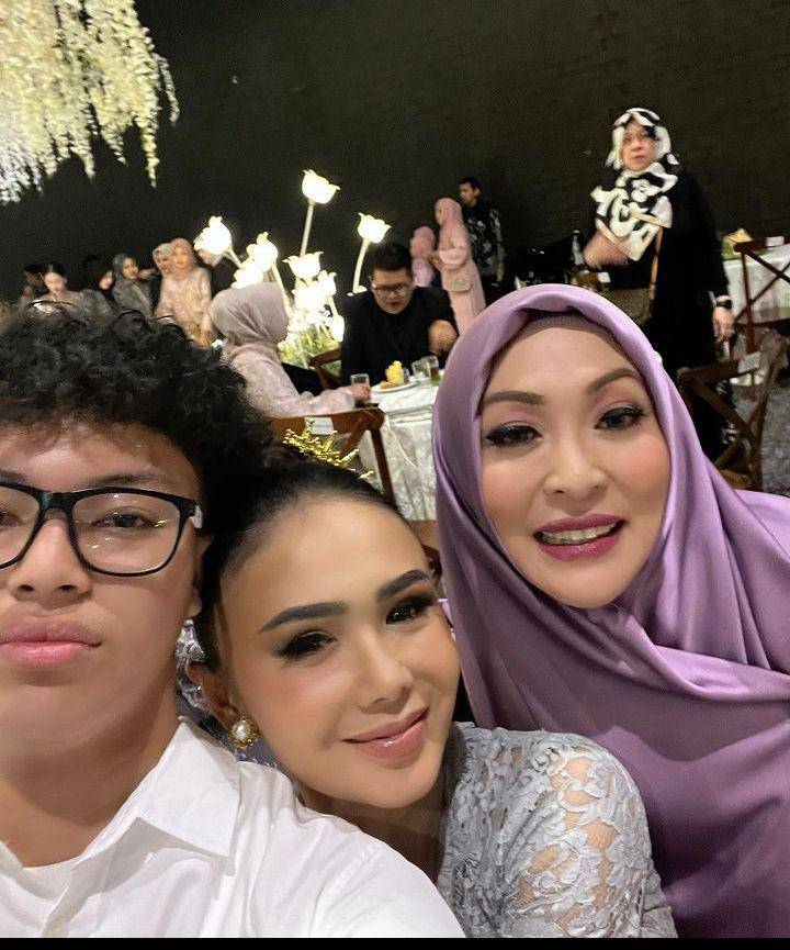 Tamu Adiba Egy (Instagram.com/angelinasondakh)