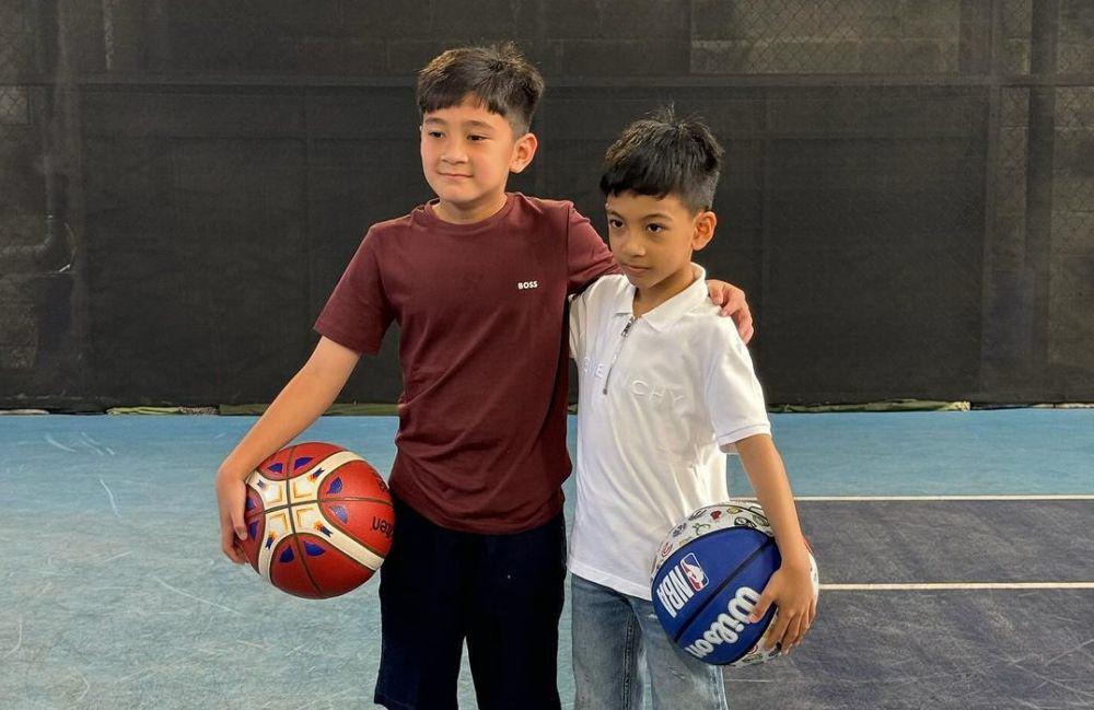 7 Potret Rafathar Tanding Basket Lawan Jan Ethes, Menang Telak!