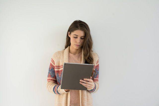 ilustrasi sosok sederhana (unsplash.com/Thought Catalog)