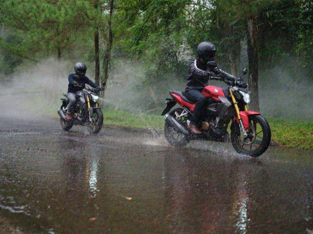 Ilustrasi Safety Riding saat hujan (Dok. IDN Times)