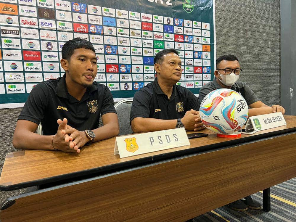 Pelatih PSDS Deli Serdang, Zefrizal (tengah) dan pemain, Dikky Yudistia (kiri). (IDN Times/Mhd Saifullah)