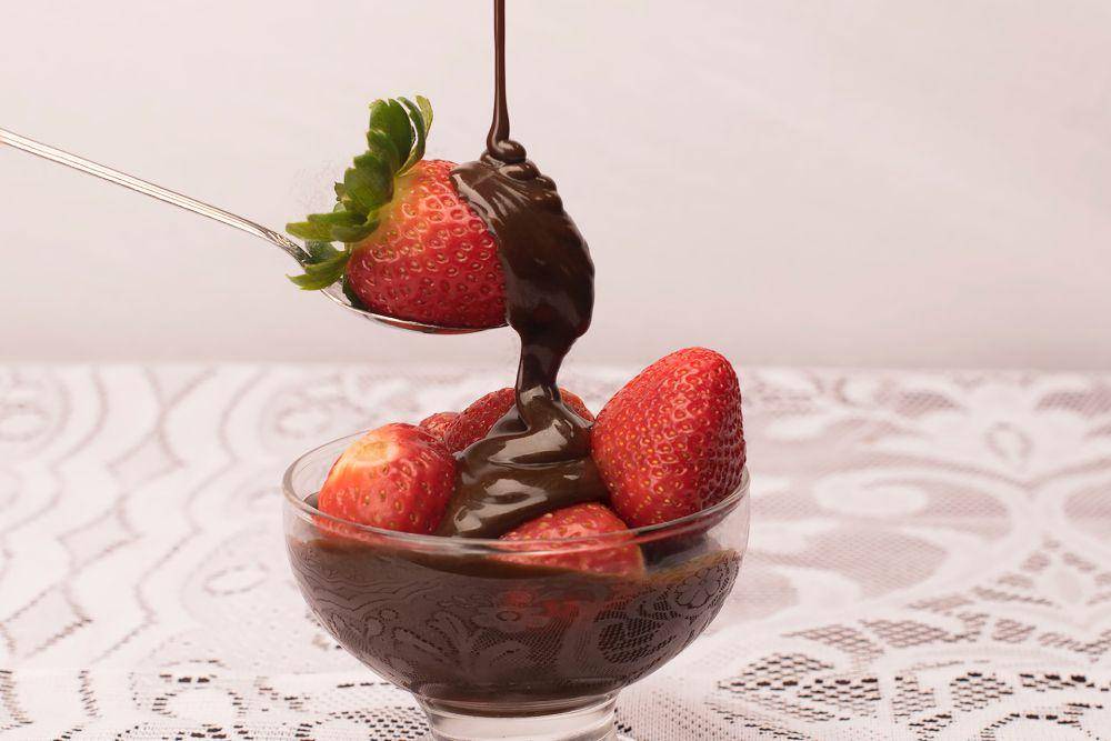 strawberry saus cokelat (unsplash.com/Wimber Cancho)