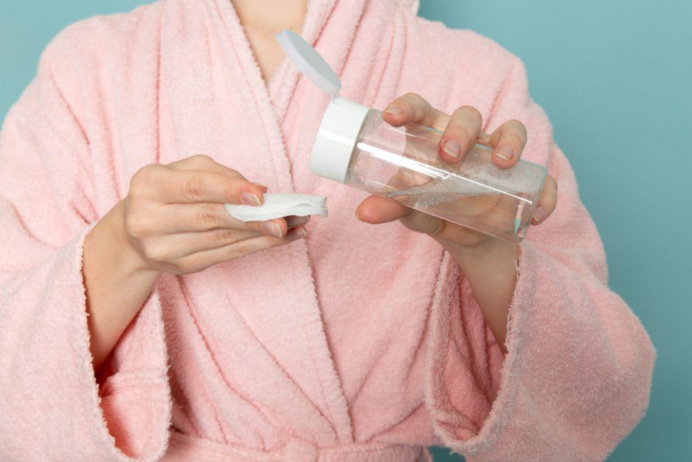 Perbandingan Micellar Water vs. Milk Cleanser, Mana yang Lebih Bersih?