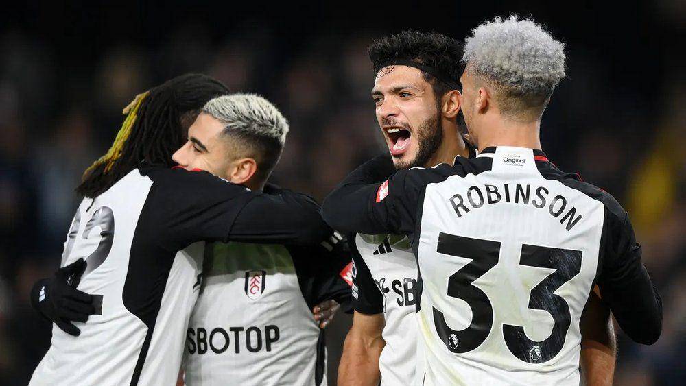Para pemain Fulham merayakan gol. (premierleague.com)