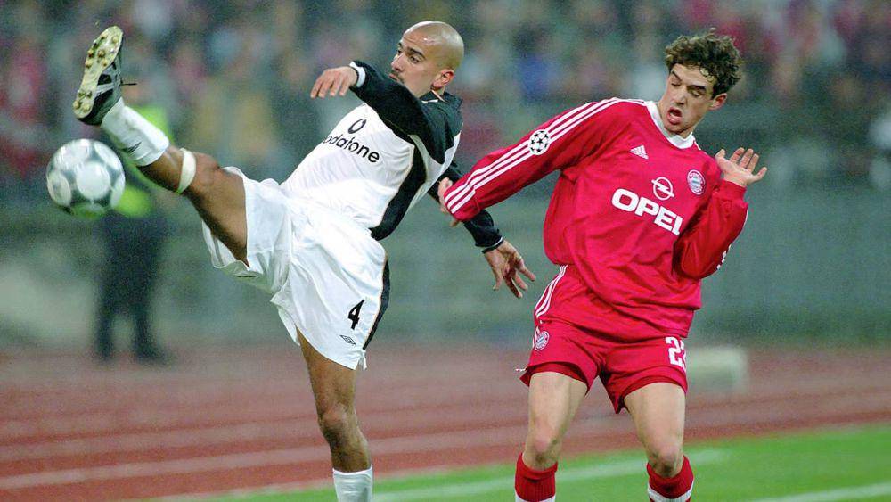 Manchester United melawan Bayern Munich di fase grup Liga Champions 2001/2002. (fcbayern.com)