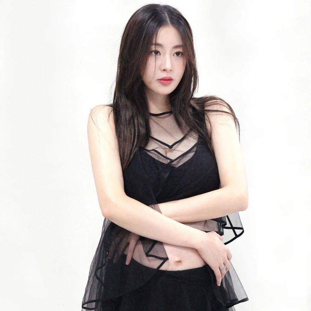 Kang Sora (Instagram.com/reveramess_)