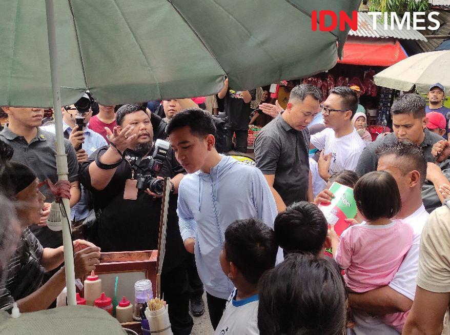 Sambangi Pasar Rumput, Gibran Traktir Warga Cilok hingga Siomai