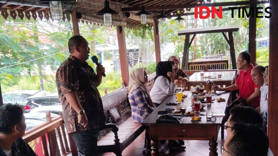 Anto Jamil saat mengingatkan tahun politik 2024 mendatang untuk tetap jaga kerukunan, Senin (11/12/2023).(IDN Times/Saladin).