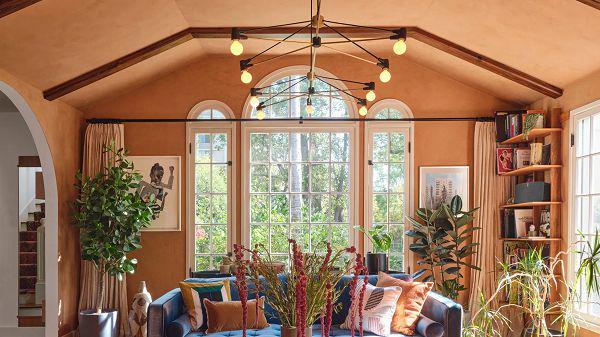 ilustrasi dekorasi rumah nuansa Peach Fuzz (architecturaldigest.com)