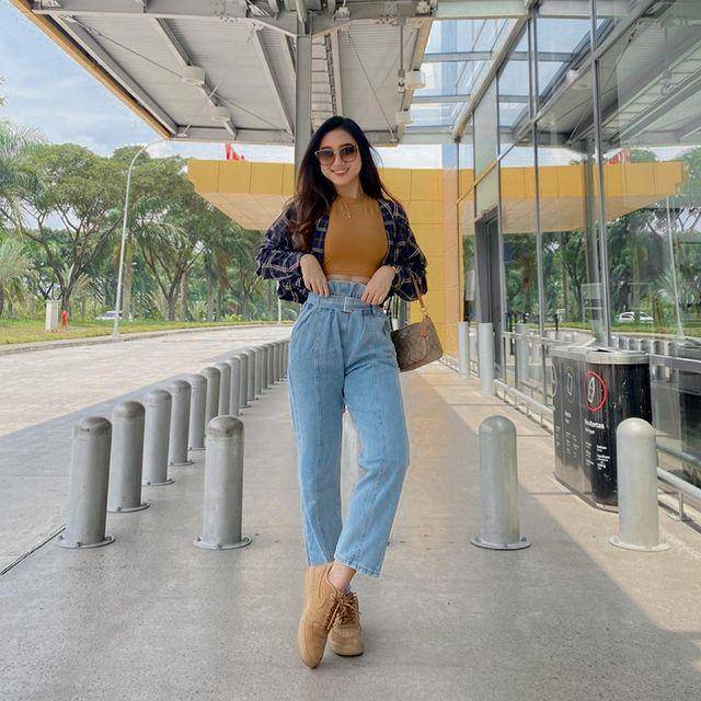 ide padu padan celana jeans ala Seses Rapunzel (instagram.com/sesesvana)