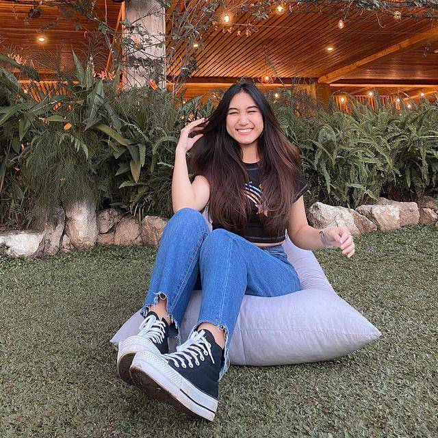ide padu padan celana jeans ala Seses Rapunzel (instagram.com/sesesvana)