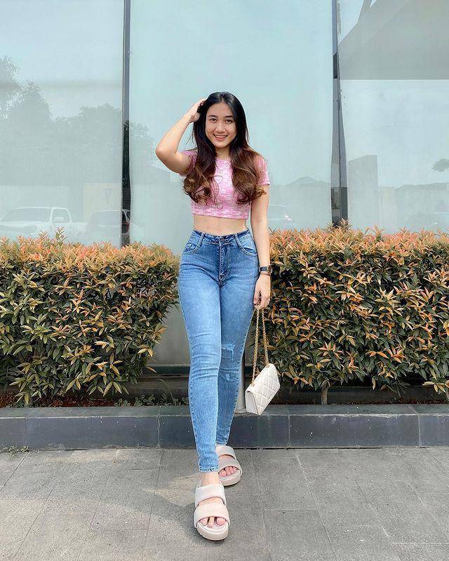 ide padu padan celana jeans ala Seses Rapunzel (instagram.com/sesesvana)