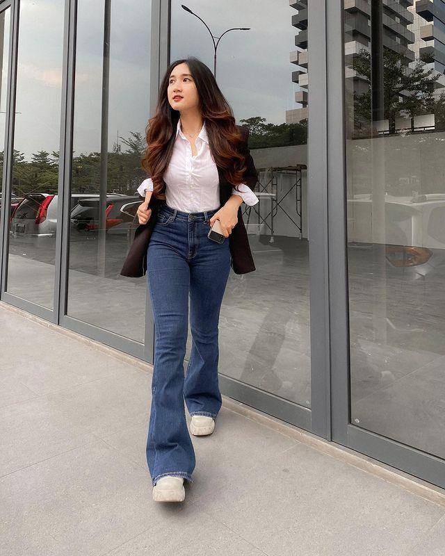 ide padu padan celana jeans ala Seses Rapunzel (instagram.com/sesesvana)