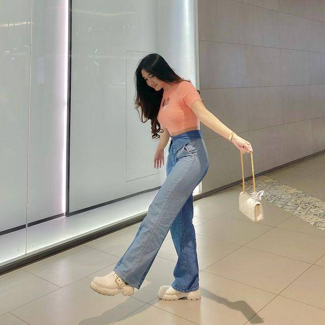 ide padu padan celana jeans ala Seses Rapunzel (instagram.com/sesesvana)