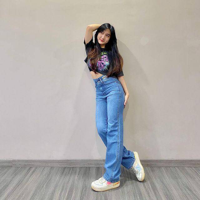 ide padu padan celana jeans ala Seses Rapunzel (instagram.com/sesesvana)