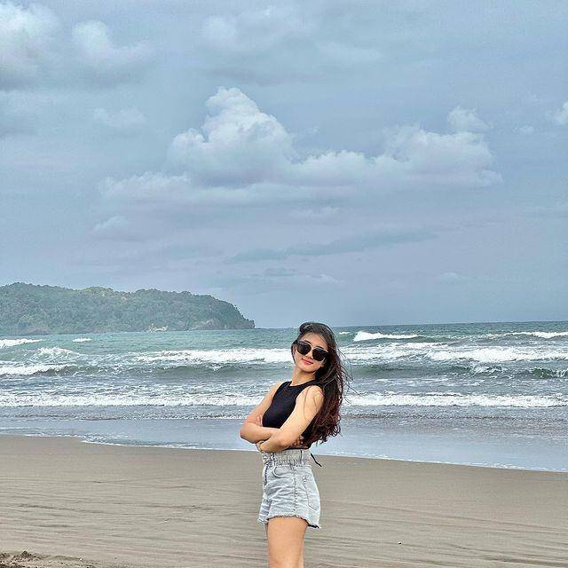 ide padu padan celana jeans ala Seses Rapunzel (instagram.com/sesesvana)