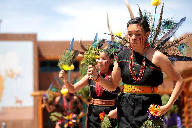 potret tarian masyarakat Pueblo (flickr.com/Gage Skidmore)