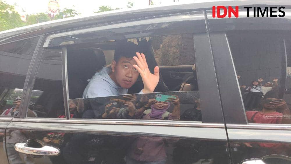 Calon Wakil Presiden, Gibran Rakabuming saat mendatangi resto bakso di Jalan Komjen Pol Yasin, Kota Depok. (IDNTimes/Dicky)