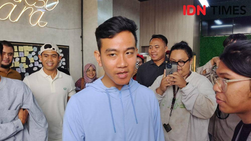 Calon Wakil Presiden, Gibran Rakabuming saat mendatangi resto bakso di Jalan Komjen Pol Yasin, Kota Depok. (IDNTimes/Dicky)