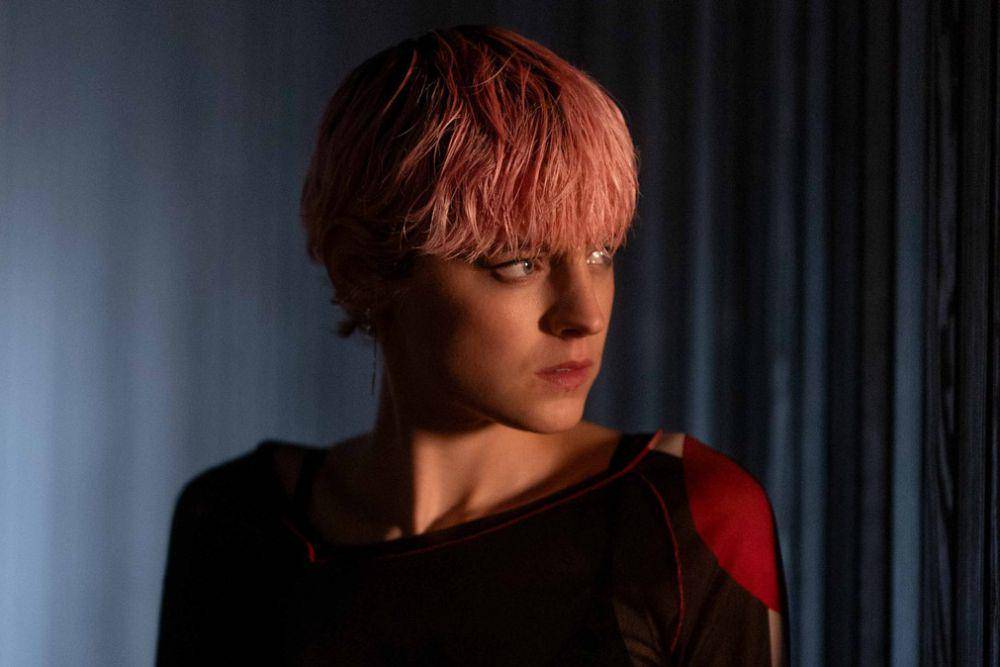Emma Corrin dalam serial A Murder at the End of the World (dok. FXP/A Murder at at End of the World)