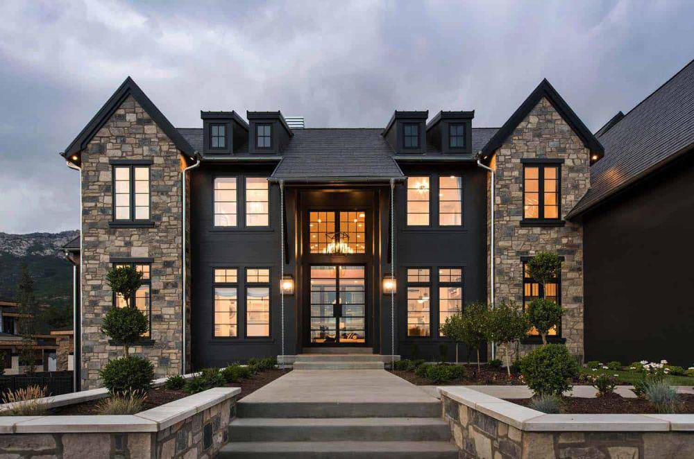 Eksterior mansion berwarna hitam (homedit.com)