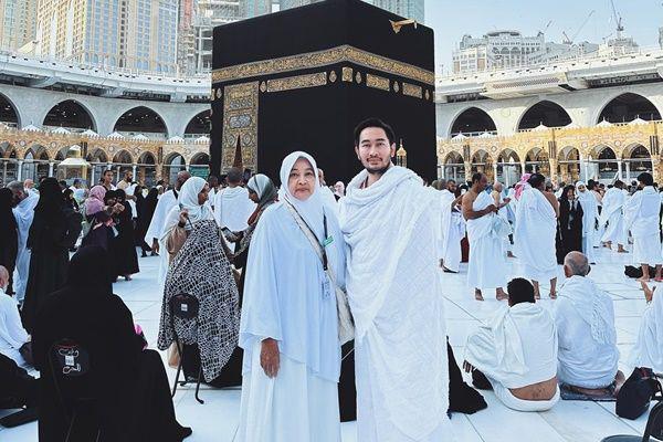 7 Potret Kebersamaan Jeje dan Ibunda, Umrah Jadi Kenangan Terakhir