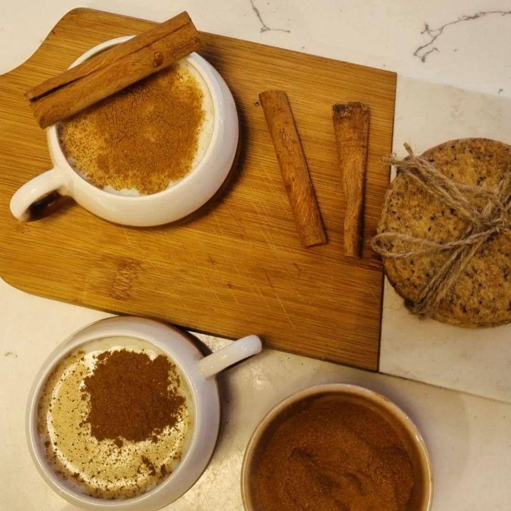 Sahlep disajikan dengan taburan bubuk kayu manis dan kacang pistachio (instagram.com/floriancafemusic)