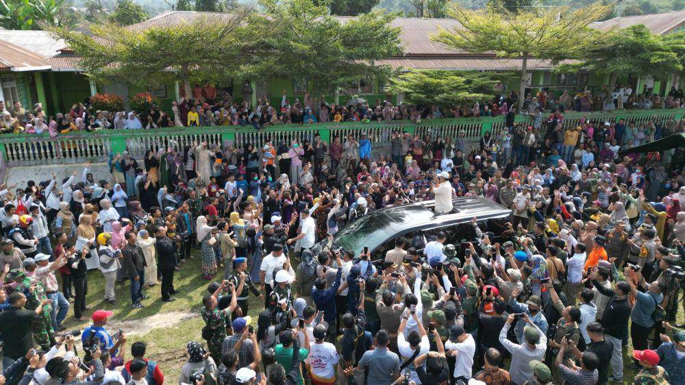 Menhan Prabowo Subianto ketika mengunjungi korban erupsi Gunung Marapi, Sumatera Barat pada 9 Desember 2023. (Dokumentasi media Prabowo)