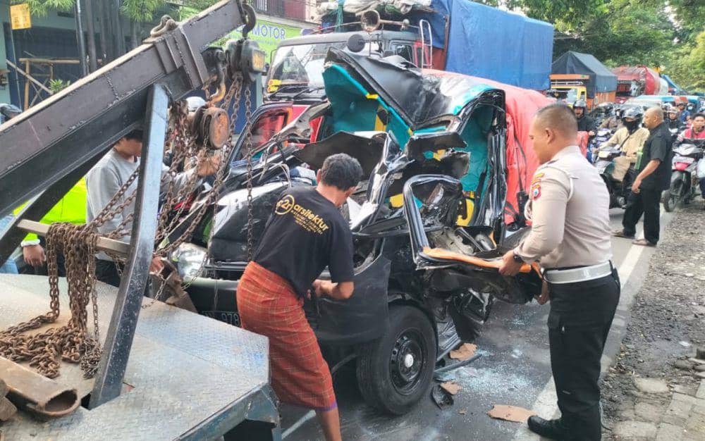 Mobil Pikap Menabrak Truk, Satu Orang Tewas
