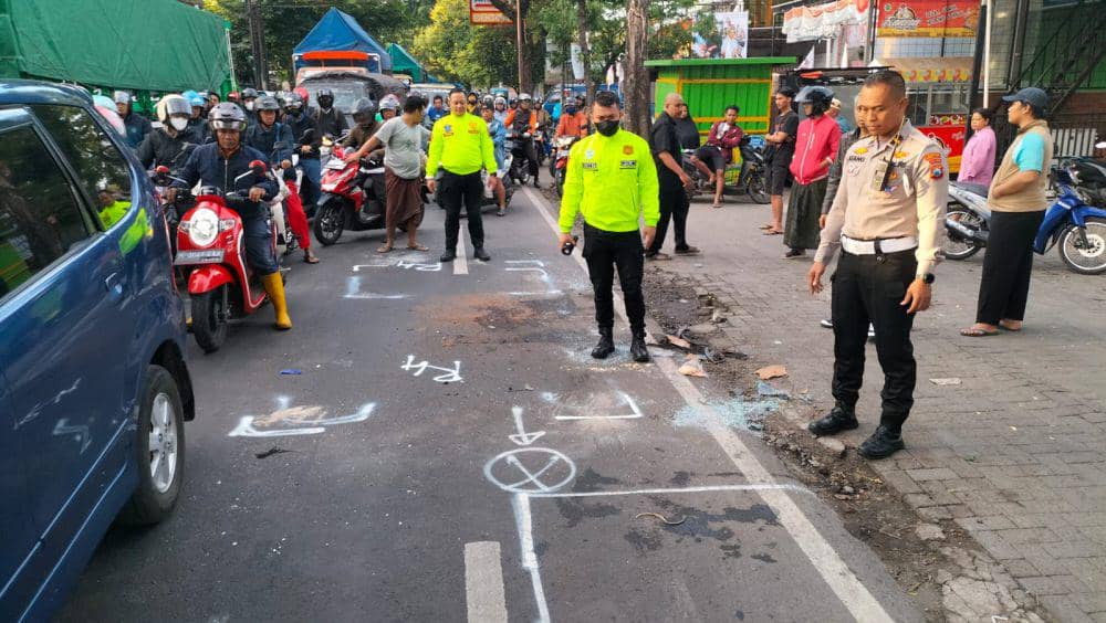 Olah TKP kecelakaan Daihatsu Grandmax melawan truk Hino di Kota Malang. (Dok. Humas Polresta Malang Kota)