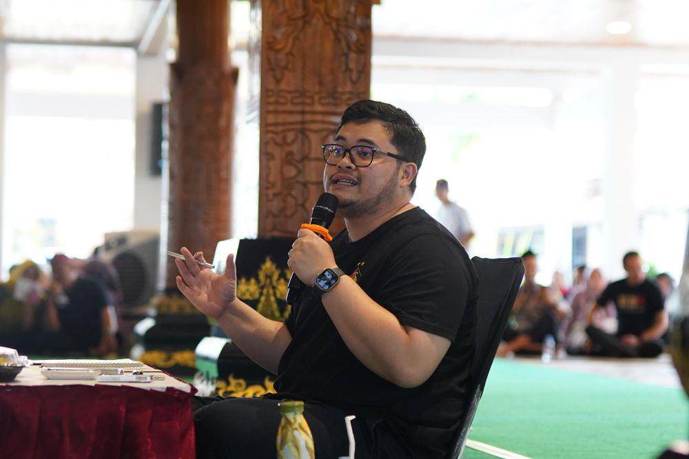 Bupati Kediri Hanindhito Himawan Pramana pada acara Jumat Ngopi, Jumat (24/11/2023). (dok. Humas Pemkab Kediri)
