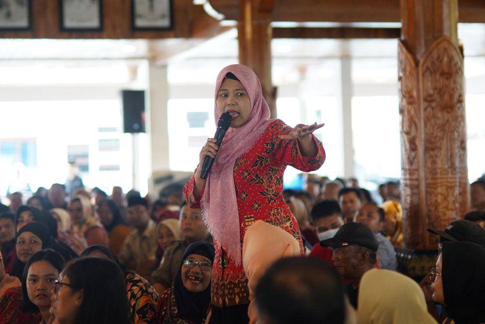 Salah satu guru TK asal Desa Mranggen, Kecamatan Purwoasri, Khoirunnisa, saat menyampaikan aspirasi pada acara Jumat Ngopi, Jumat (24/11/2023). (dok. Humas Pemkab Kediri)