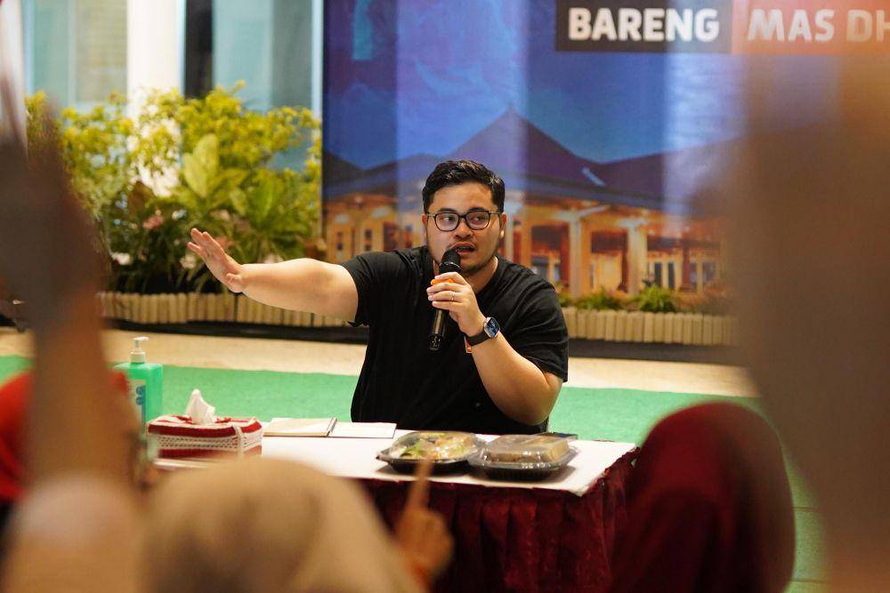 Bupati Kediri Hanindhito Himawan Pramana pada acara Jumat Ngopi, Jumat (24/11/2023). (dok. Humas Pemkab Kediri)