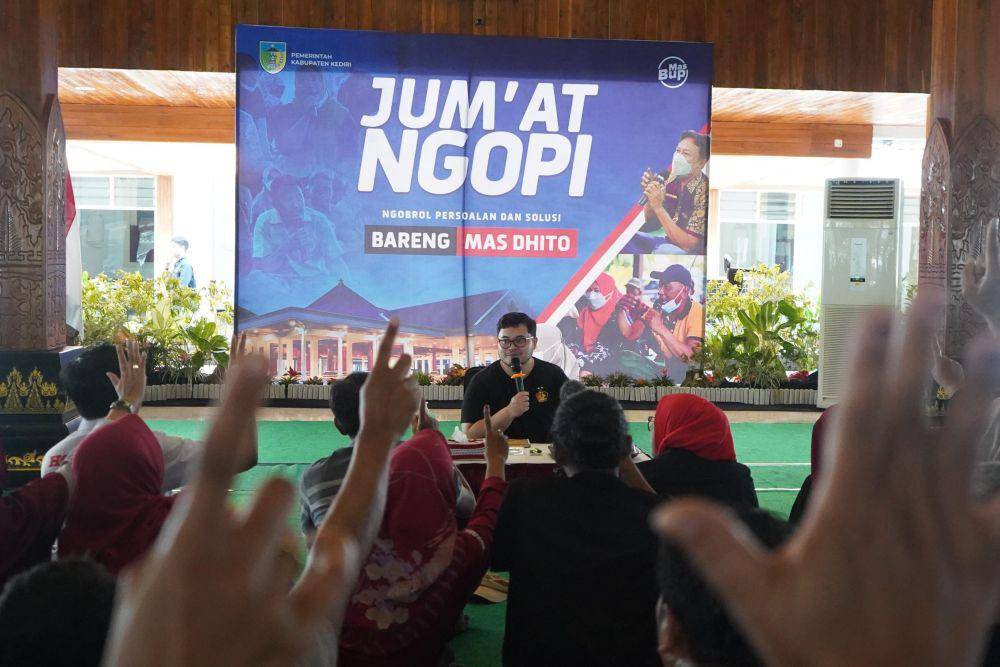 Bupati Kediri Hanindhito Himawan Pramana pada acara Jumat Ngopi, Jumat (24/11/2023). (dok. Humas Pemkab Kediri)