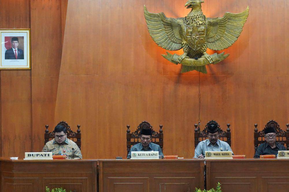 Rapat paripurna dengan agenda Persetujuan Rancangan Peraturan Daerah (Raperda) tentang Anggaran Pendapatan dan Belanja Daerah (APBD) 2024 di DPRD Kabupaten Kediri. (dok. Pemkab Kediri)