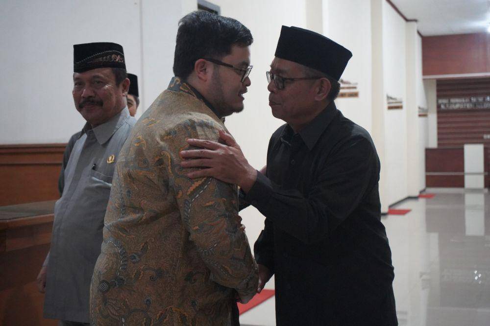 Rapat paripurna dengan agenda Persetujuan Rancangan Peraturan Daerah (Raperda) tentang Anggaran Pendapatan dan Belanja Daerah (APBD) 2024 di DPRD Kabupaten Kediri. (dok. Pemkab Kediri)