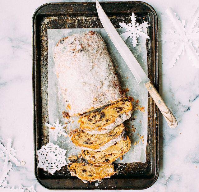 christstollen (unsplash.com/Jennifer Pallian)