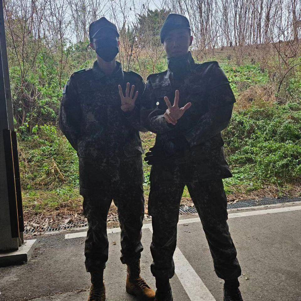 Jin dan J-Hope (instagram.com/jin)