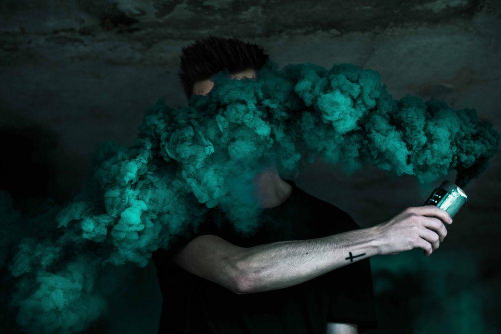 ilustrasi smoke bomb (unsplash.com/Levi Guzman)
