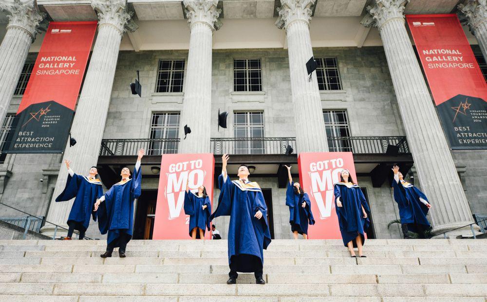 ilustrasi beberapa mahasiswa merayakan kelulusan (unsplash.com/Lucas Law)