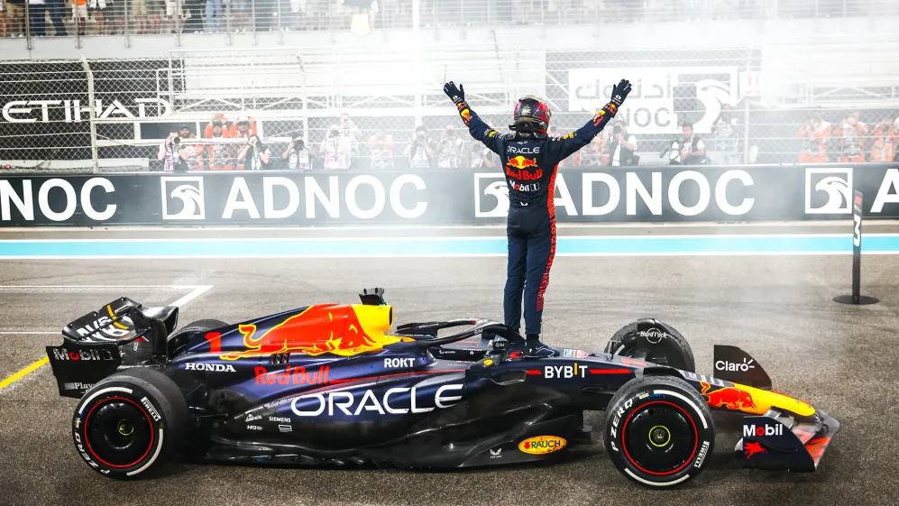 Max Verstappen berselebrasi usai finis pertama di GP Abu Dhabi 2023. (formula1.com)