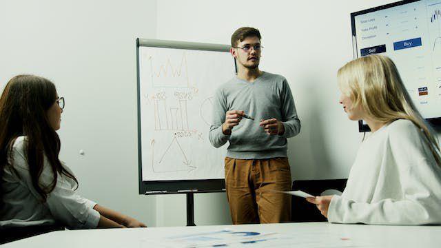 ilustrasi orang-orang kantor (pexels.com/Artem Podrez)