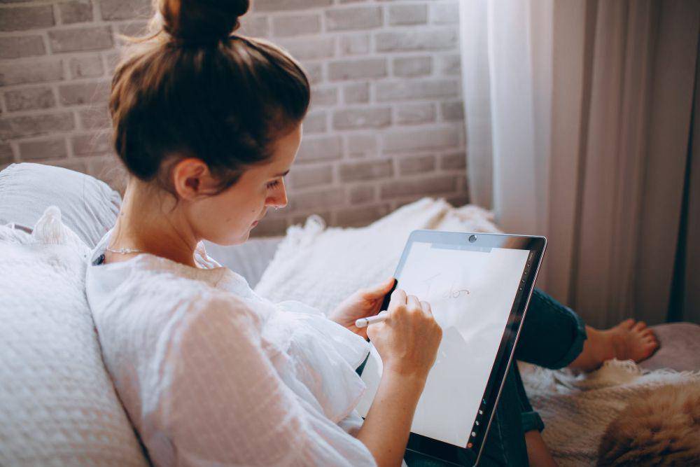 ilustrasi menulis menggunakan tablet. (pexels.com/Helena Lopes)