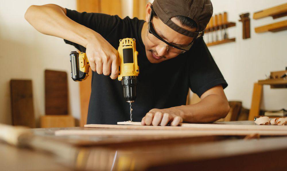 4 DIY yang Gak Boleh Kamu Lakukan Sendiri, Berpotensi Bahaya