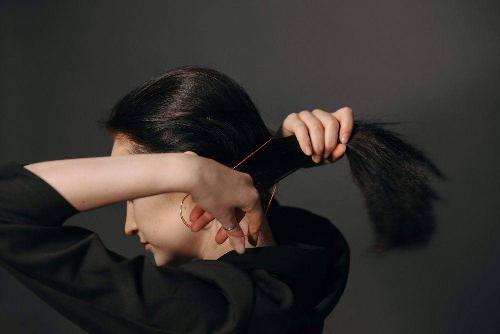ilustrasi mengikat rambut (pexels.com/Pavel Danilyuk)