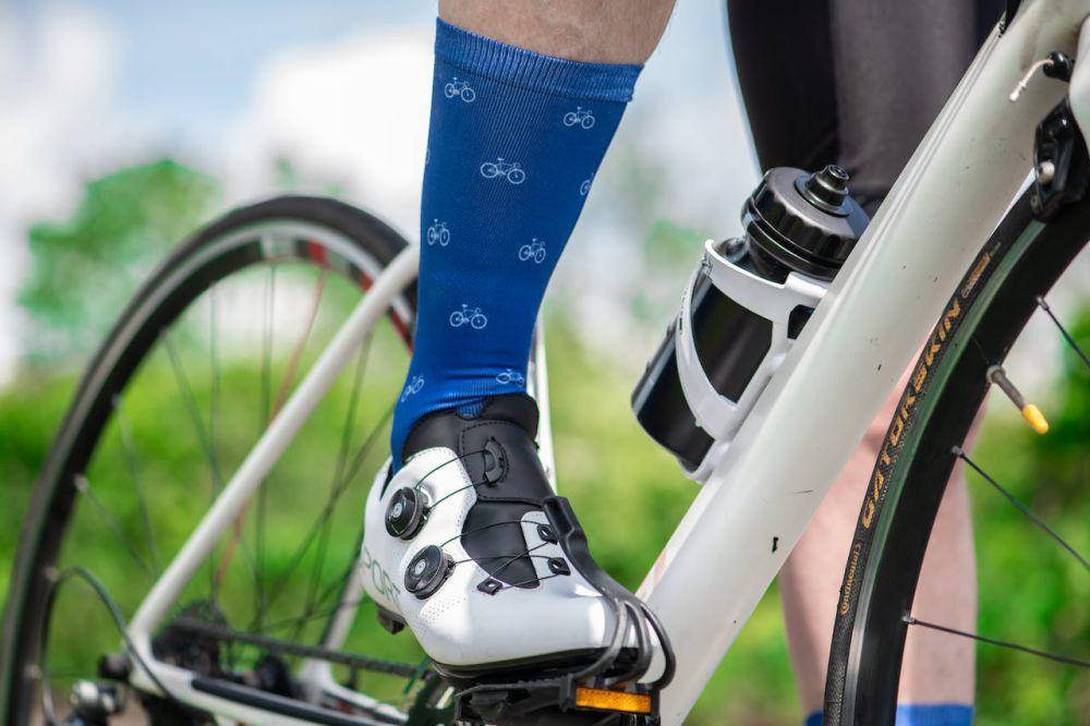 ilustrasi memakai kaus kaki (pexels.com/Rehook Bike)
