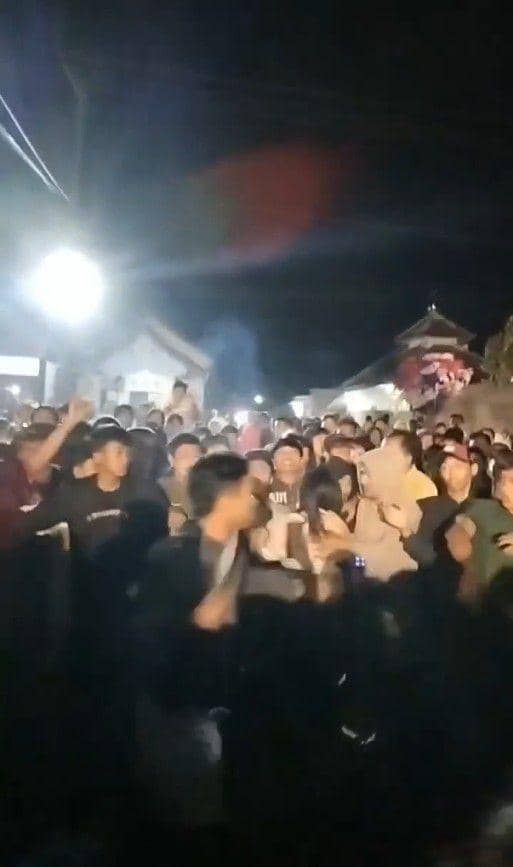 Tangkapan layar video pelaku pembacokan di Talok. (IDN Times/istimewa)