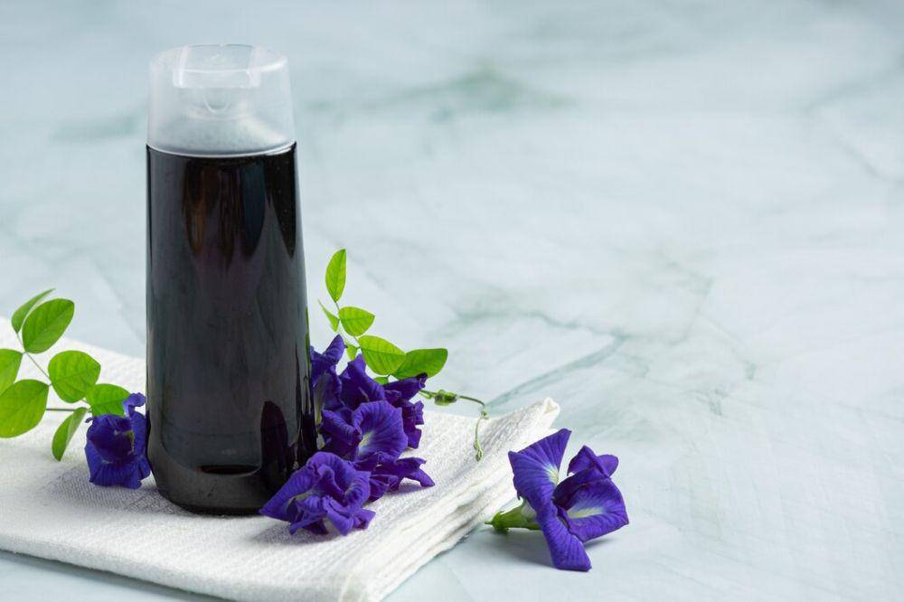 ekstrak bunga telang dalam botol (freepik.com/jcomp)