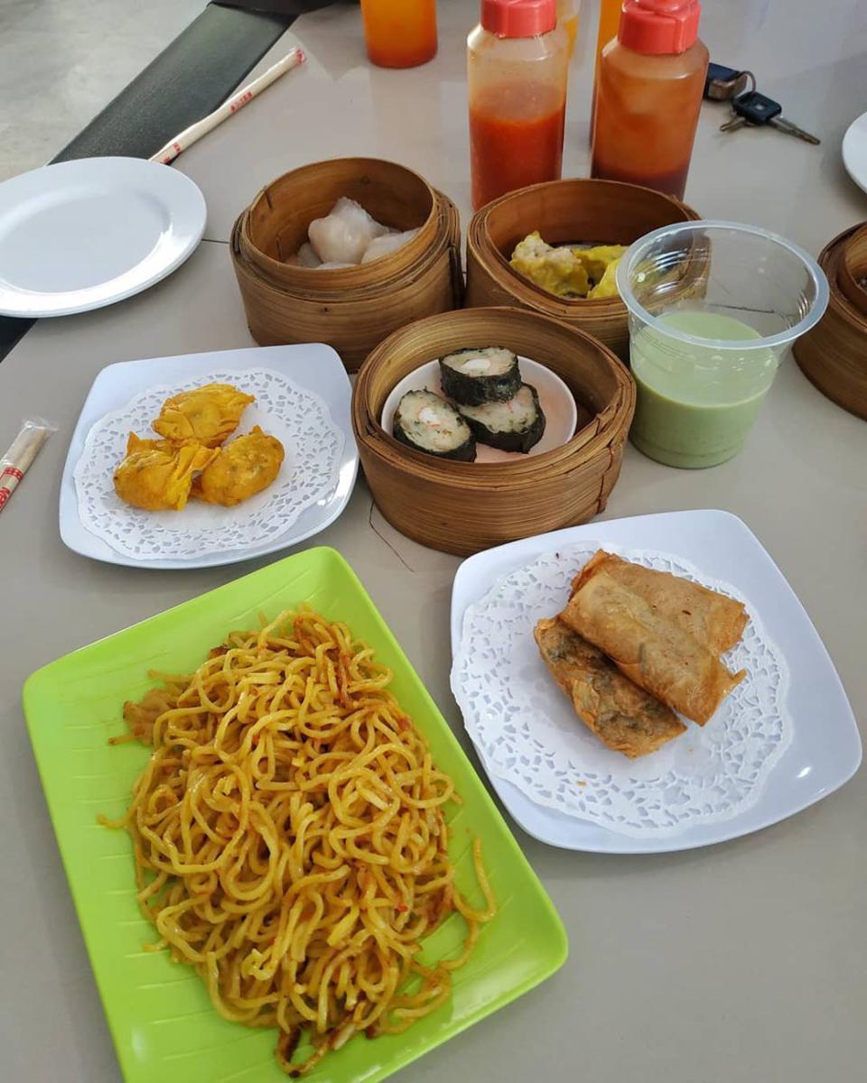 Aneka menu dimsum dan mie di HN Dimsum Surabaya. Instagram/sukamakansurabaya