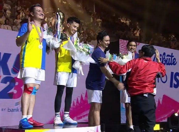 Penyerahan piala VinDes Tepok Bulu 2023 oleh Desta (Dok. Youtube/Vindes)